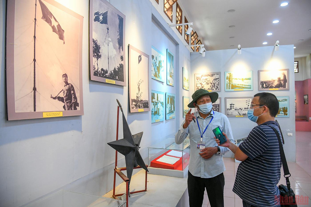 Ông Trần Văn Minh - Phó Ban quản lý Cụm di tích Đôi Bờ Hiền Lương - Bến Hải chia sẻ cùng phóng viên Báo Nhân Dân. (Ảnh: THÀNH ĐẠT). 50 Giải phóng Quảng Trị: Nghe Hiền Lương kể chuyện -0
