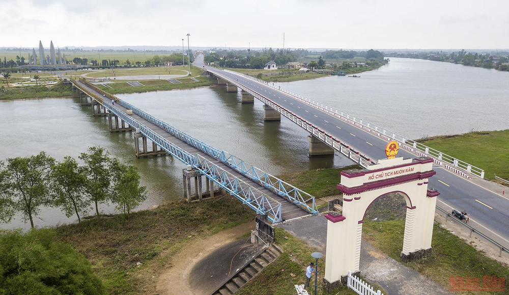 Di tích cầu Hiền Lương được phục chế với cổng chào, nhà liên hiệp, đồn công an giới tuyến, tháp canh thời điểm hiện tại. (Ảnh: THÀNH ĐẠT) 50 Giải phóng Quảng Trị: Nghe Hiền Lương kể chuyện -0