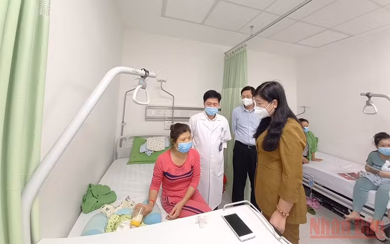 Thăm hỏi các cháu bé&nbsp;ở&nbsp;Quốc&nbsp;Oai bị tiêm nhầm vaccine -0