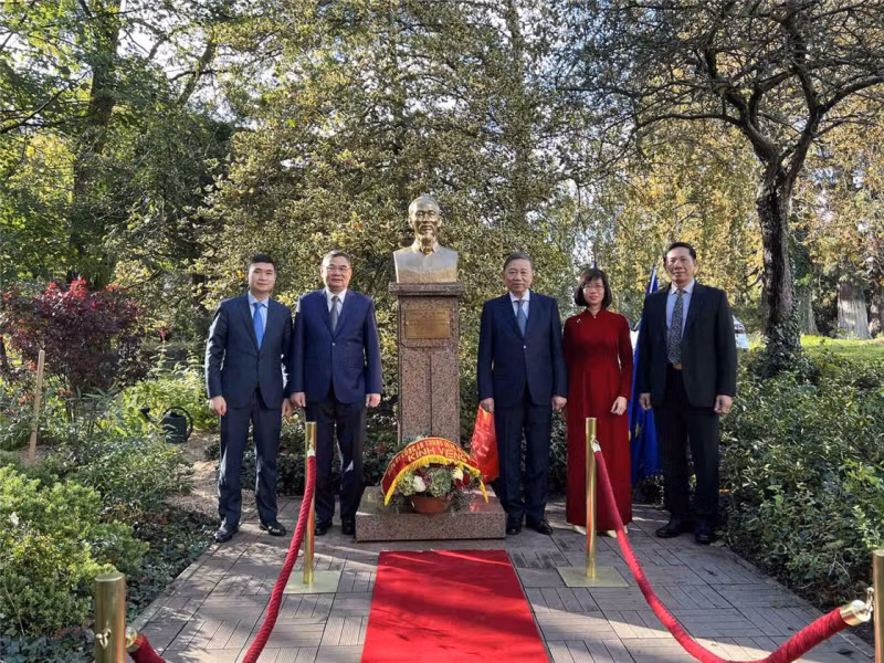 Bộ trưởng Công an Tô Lâm cùng Đoàn đại biểu đặt vòng hoa tưởng niệm Chủ tịch Hồ Chí Minh tại thành phố Montreuil, Pháp.