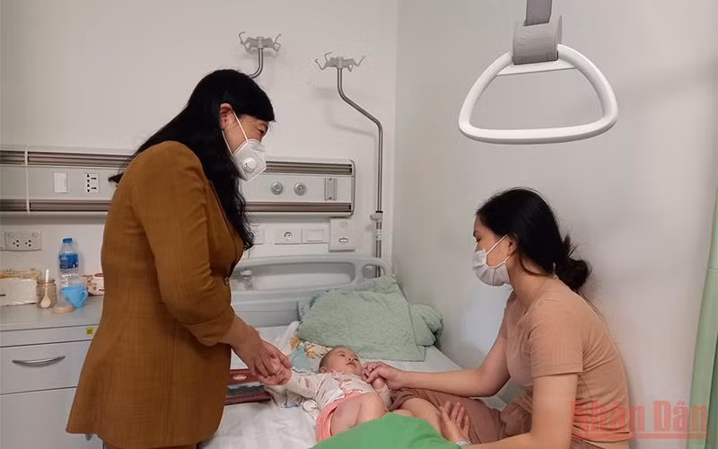 Thăm hỏi các cháu bé&nbsp;ở&nbsp;Quốc&nbsp;Oai bị tiêm nhầm vaccine -0