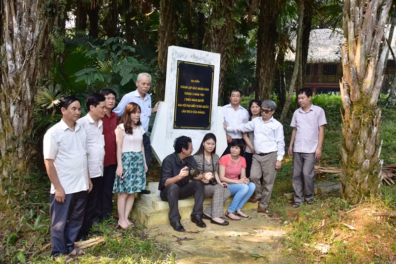 Tình cảm của độc giả với Báo Nhân Dân -0