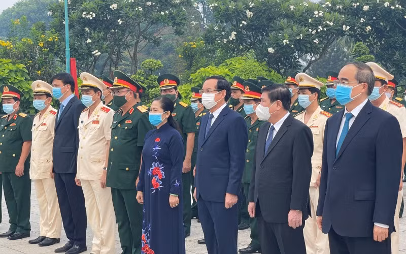 Đoàn đại biểu TP Hồ Chí Minh viếng Nghĩa trang Liệt sĩ TP Hồ Chí Minh.