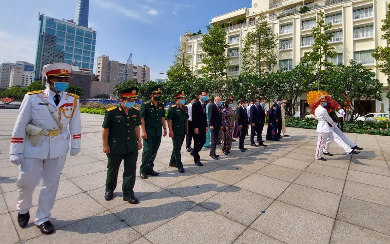 Đoàn đại biểu TP Hồ Chí Minh dâng hoa tại Công viên Tượng đài Chủ tịch Hồ Chí Minh. 30_4_2-1619671335353.jpg