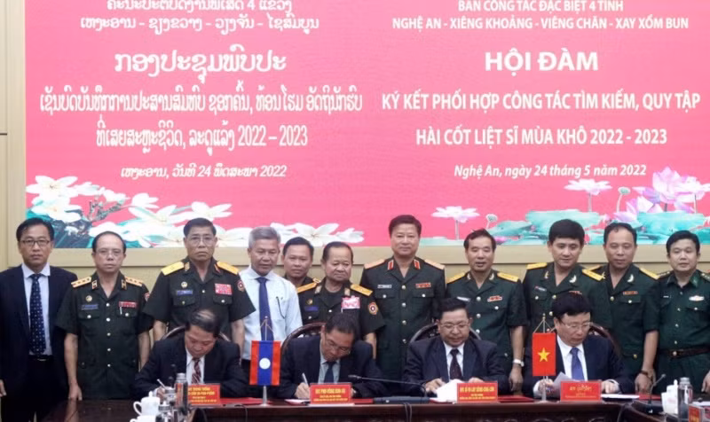 Trưởng Ban Công tác đặc biệt bốn tỉnh: Nghệ An, Xiengkhuang, Vientian và Xaysomboun ký kết Biên bản ghi nhớ việc tìm kiếm, quy tập hài cốt liệt sĩ quân tình nguyện và chuyên gia Việt Nam hy sinh tại Lào.
