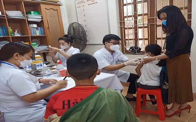 Trẻ dưới 12 tuổi ở Thái Bình có tâm thế khá thoải mái khi thực hiện tiêm vaccine ngừa Covid-19.