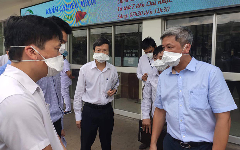 Thứ trưởng Nguyễn Trường Sơn làm việc tại Bệnh viện Bệnh Nhiệt đới TP Hồ Chí Minh. (Ảnh: Bộ Y tế) TP Hồ Chí Minh triển khai nhiều biện pháp mới để nỗ lực khống chế dịch -0