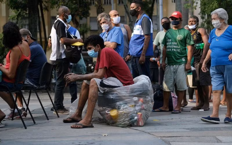 Người vô gia cư chờ tiêm vaccine AstraZeneca tại Rio de Janeiro, Brazil. (Ảnh: Reuters)