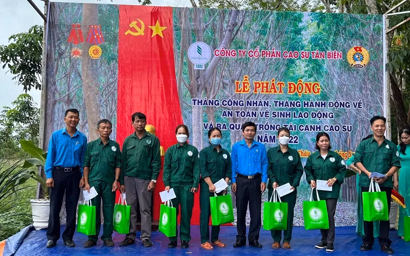 Lãnh đạo Công ty Cổ phần Cao su Tân Biên trao quà tặng công nhân các nông trường nhân Tháng Công nhân năm 2022.