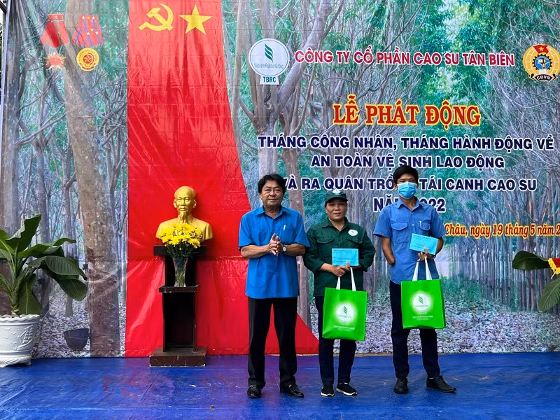 Chăm lo đời sống công nhân dân tộc thiểu số -0
