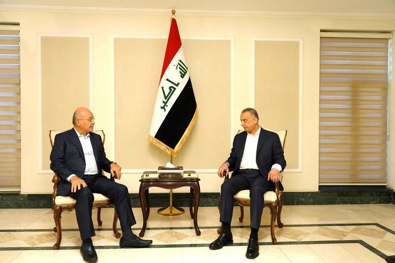 Thủ tướng Iraq Mustafa Al-Kadhimi (phải) gặp Tổng thống Barham Salih sau vụ tấn công. (Ảnh: Văn phòng Thủ tướng Iraq/Reuters) Thủ tướng Iraq chủ trì cuộc họp an ninh sau âm mưu ám sát bất thành -0