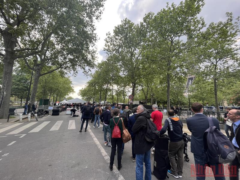 Báo chí Pháp và quốc tế xếp hàng dài chờ kiểm tra an ninh để vào nơi ông Emmanuel Macron phát biểu sau khi có kết quả bầu cử. Một số hình ảnh trong đêm bầu cử ở Pháp -3