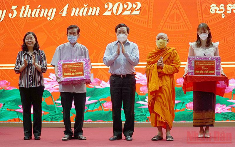 Đoàn công tác của Đảng và Nhà nước tặng quà cho sư sãi và đồng bào Khmer nhân dịp Tết cổ truyền Chôl Chnăm Thmây. Phó Thủ tướng Thường trực Chính phủ chúc Tết Chôl Chnăm Thmây tại Sóc Trăng -0