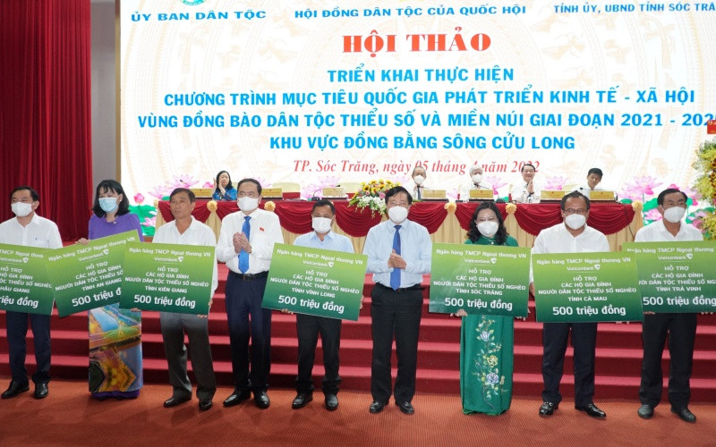 Phó Thủ tướng Thường trực Chính phủ và Phó Chủ tịch Thường trực Quốc hội trao bảng tượng trưng kinh phí hỗ trợ đồng bào dân tộc thiểu số 9 tỉnh trong khu vực. Bàn giải pháp phát triển kinh tế-xã hội vùng đồng bào dân tộc thiểu số và miền núi khu vực đồng bằng sông Cửu Long -0