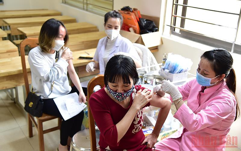 Hà Nội tăng tốc tiêm mũi nhắc lại cho người dân. (Ảnh: THÀNH ĐẠT)