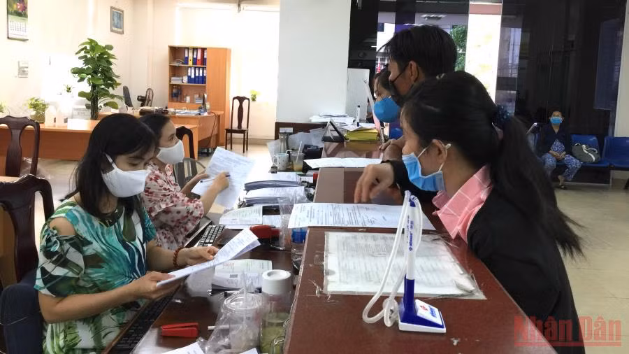 Người lao động làm thủ tục về Bảo hiểm xã hội tại Cơ quan Bảo hiểm xã hội Thành phố Hồ Chí Minh.