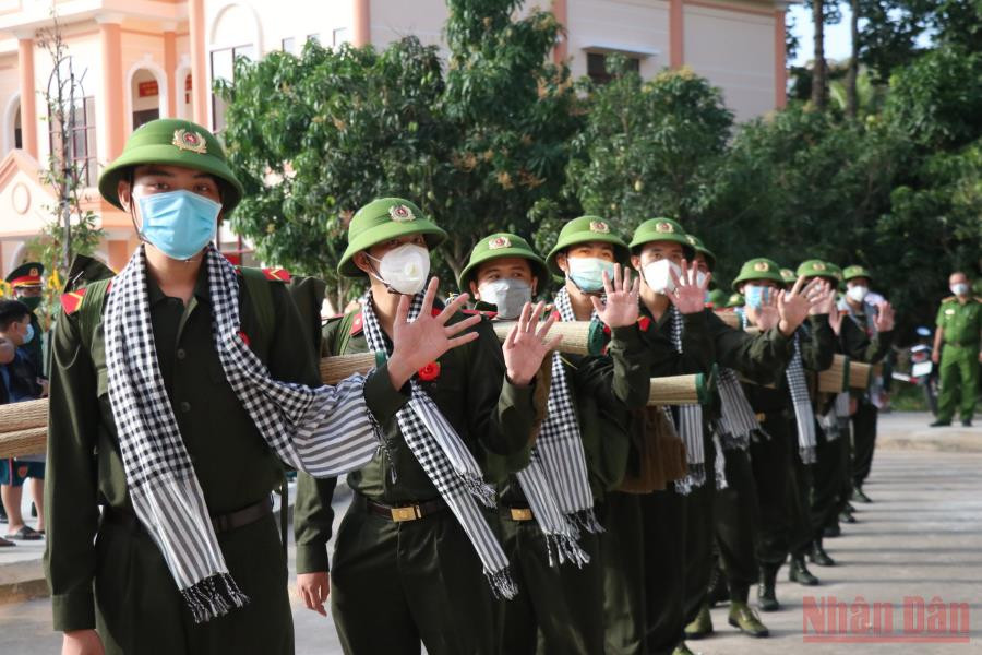 Thanh niên thành phố Bến Tre hăng hái lên đường nhập ngũ. (Ảnh: HOÀNG TRUNG) Hơn 1.300 thanh niên Bến Tre lên đường nhập ngũ -0