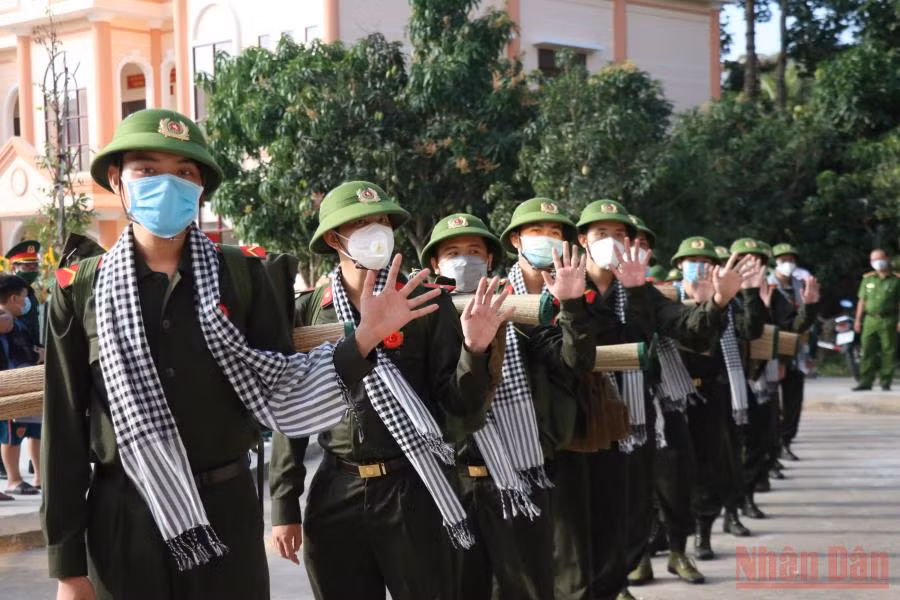 Hơn 1.300 thanh niên Bến Tre lên đường nhập ngũ -0