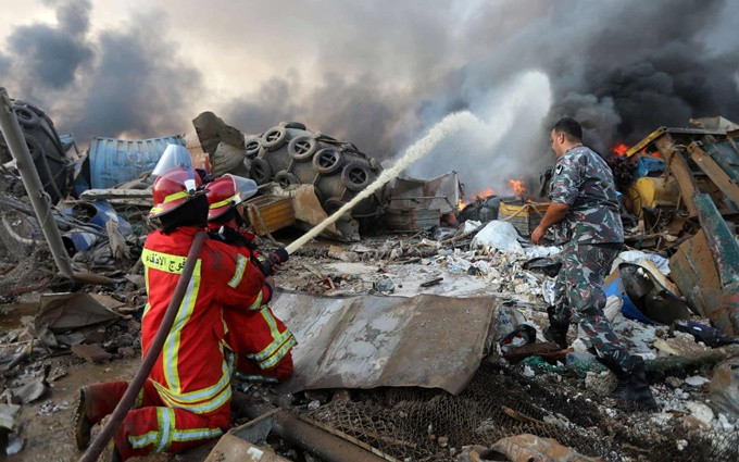 Các lực lượng khẩn cấp vẫn đang làm việc tại hiện trường vụ nổ. (Ảnh: Reuters) Phản ứng của thế giới sau vụ nổ tại Lebanon -0