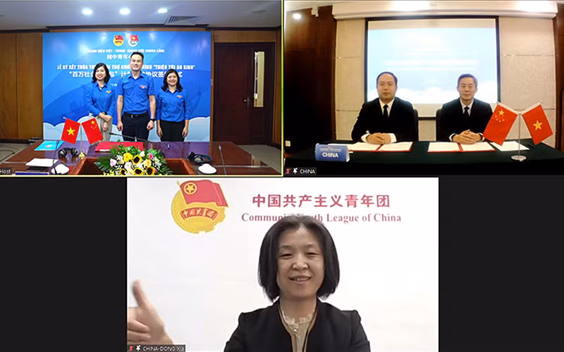 Các đồng chí Đại diện Trung ương Đoàn Thanh niên Cộng sản Hồ Chí Minh và Trung ương Đoàn Thanh niên Cộng sản Trung Quốc ký kết thỏa thuận hỗ trợ. 