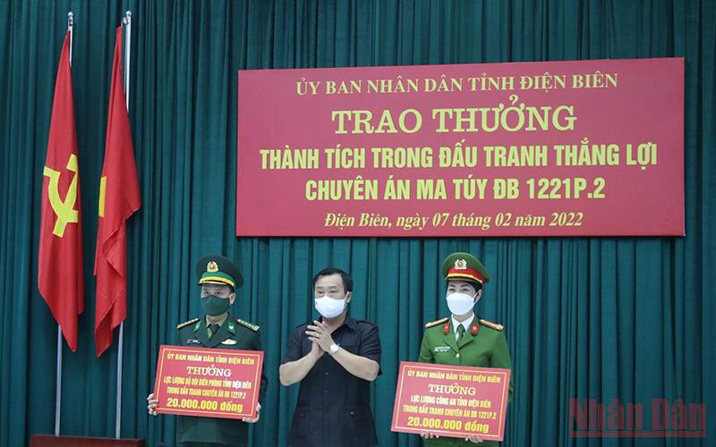Đồng chí Vừ A Bằng, Phó Chủ tịch UBND tỉnh Điện Biên trao thưởng các đơn vị có thành tích tham gia phá Chuyên án ĐB1221P.2.