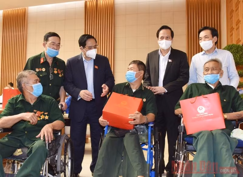 Thủ tướng Chính phủ Phạm Minh Chính gặp mặt các đại diện tiêu biểu người có công với cách mạng, thân nhân liệt sĩ nhân kỷ niệm 74 năm Ngày Thương binh - Liệt sĩ. (Ảnh: TRẦN HẢI).