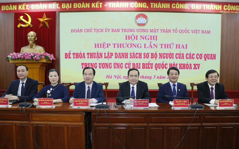 Các đồng chí chủ trì hội nghị. Thông qua danh sách 205 người ở Trung ương được giới thiệu ứng cử đại biểu Quốc hội khóa XV -0