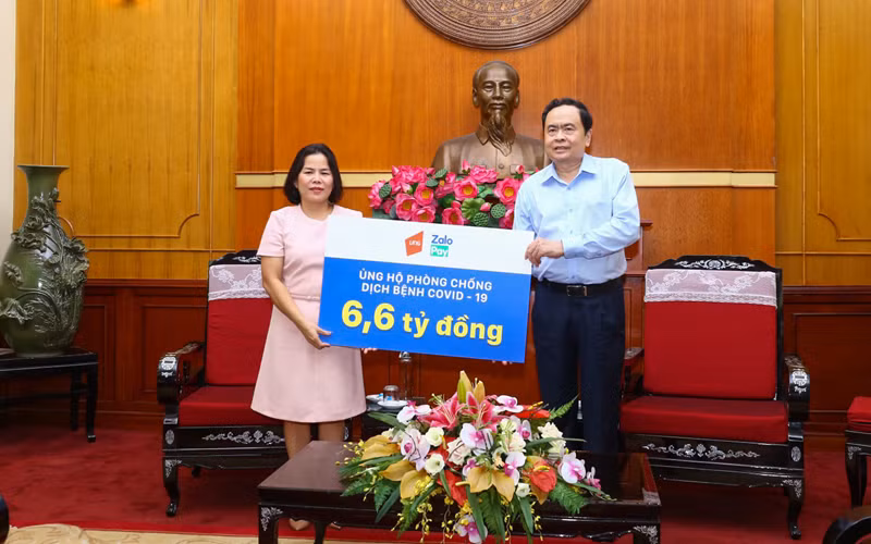 Bà Trương Cẩm Thanh - Chủ tịch Hội Đồng Quản Trị kiêm Giám đốc công ty ZION, đơn vị chủ quản ví điện tử ZaloPay, trao tặng số tiền quyên góp cho ông Trần Thanh Mẫn, Chủ tịch Ủy Ban TƯ MTTQ.