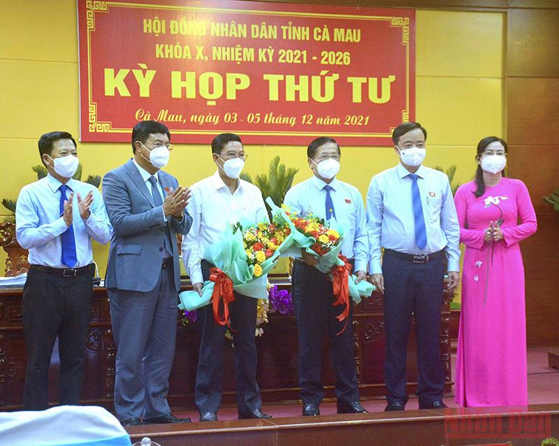 Lãnh đạo tỉnh Cà Mau tặng hoa chúc mừng các đồng chí vừa được miễn nhiệm và bầu bổ sung Ủy viên Ủy ban nhân dân tỉnh. Cà Mau hoàn thành tốt đẹp chương trình kỳ họp cuối năm Hội đồng nhân dân tỉnh -0