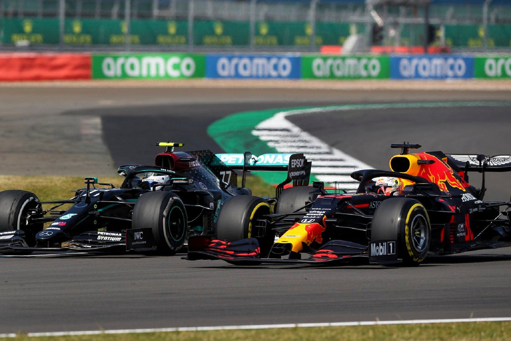 Khoảnh khắc xe của Valtteri Bottas (Mercedes) bị xe của Lance Stroll (Racing Point) dẫn trước. Hamilton giành chiến thắng dễ dàng tại Barcelona -0