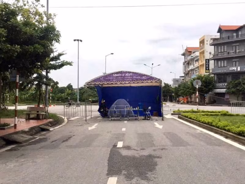 Chốt kiểm soát cách ly y tế tạm thời ở khu vực hai phường Bình Hàn, Cẩm Thượng.
