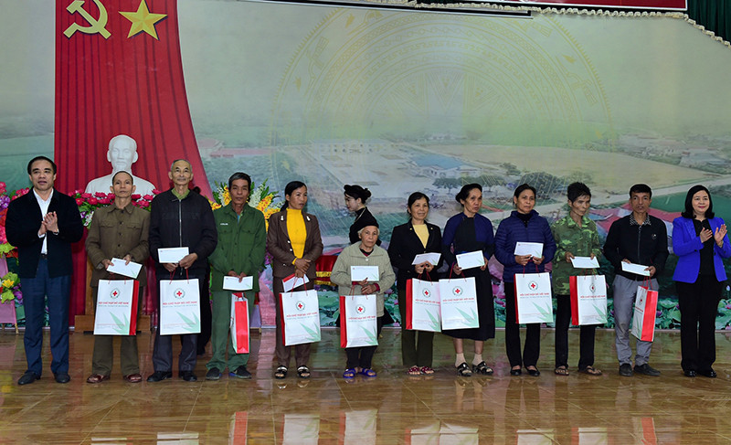 Đồng chí Bùi Thị Minh Hoài, Trưởng Ban Dân vận Trung ương tặng quà người có công với cách mạng và người dân tộc thiểu số có hoàn cảnh khó khăn của xã Xuân Quang. Đồng chí Trương Thị Mai thăm và tặng quà tại Tuyên Quang -0
