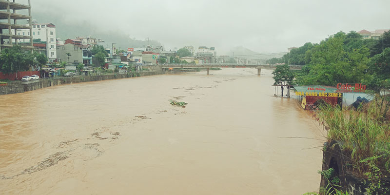 Mưa lớn vẫn tiếp tục kéo dài, mực nước sông Lô qua địa phận tỉnh Hà Giang lên cao. Hà Giang thiệt hại lớn do mưa to và sạt lở đất -0