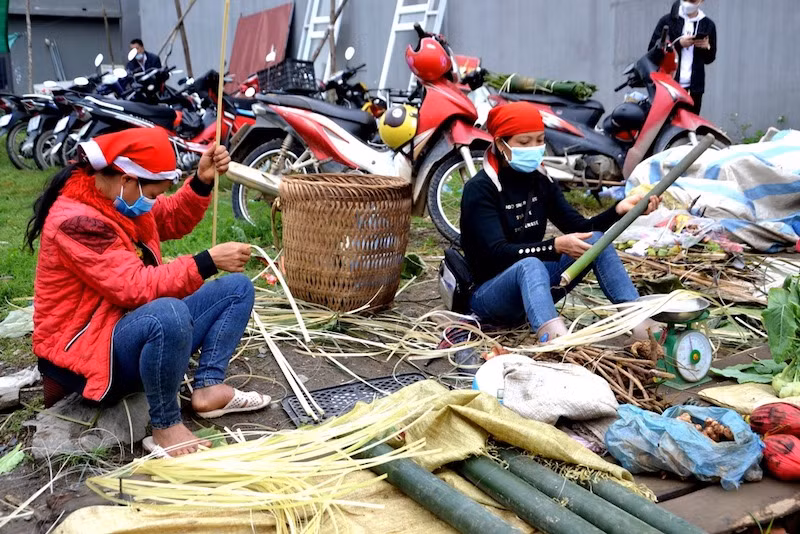 Đông vui chợ phiên vùng cao ngày Tết -0