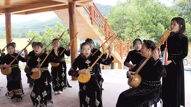 Tổ văn nghệ biểu diễn hát then, đàn tính tại nhà sàn truyền thống của gia đình anh Vũ Ngọc Huân.