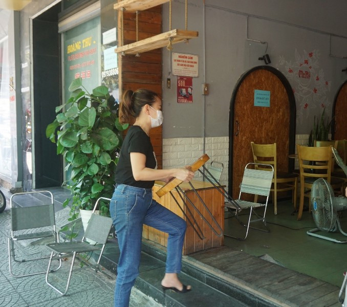 Đà Nẵng thực hiện nghiêm việc ngừng kinh doanh trực tiếp các dịch vụ ăn uống từ 12 giờ trưa nay, 7-5. Hàng loạt hàng quán tại Đà Nẵng treo bảng chỉ bán mang về -0