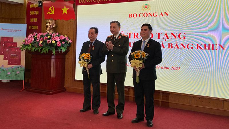 Bộ trưởng Tô Lâm trao tặng Kỷ niệm chương của Bộ Công an cho GS, TS Phùng Hữu Phú và PGS, TS Phạm Minh Tuấn. Giới thiệu cuốn sách về an ninh quốc gia do Bộ trưởng Công an Tô Lâm chủ biên -0