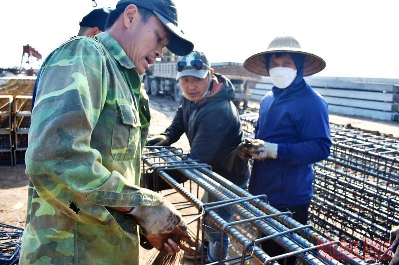 Nhà thầu thi công tuyến đường bộ ven biển tỉnh Thái Bình tổ chức làm việc 3 ca, không nghỉ lễ để bảo đảm tiến độ dự án. Đẩy nhanh tiến độ thi công các dự án trọng điểm tỉnh Thái Bình -0