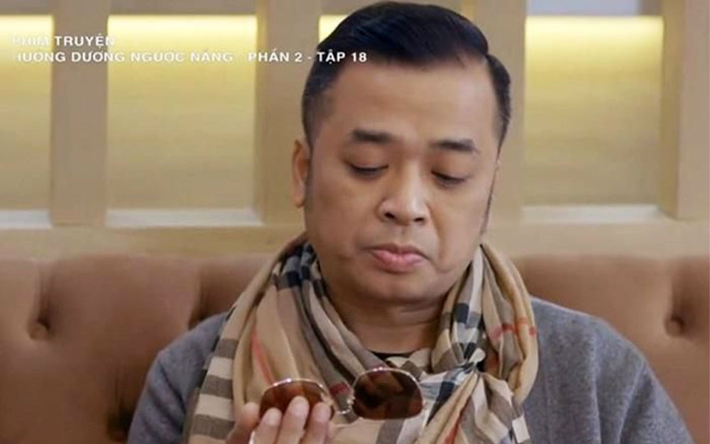 Nghệ sĩ Tiến Minh trong vai ông chủ quán cà phê. Nghệ sĩ đa tài phía sau ông chủ quán hóm hỉnh -0