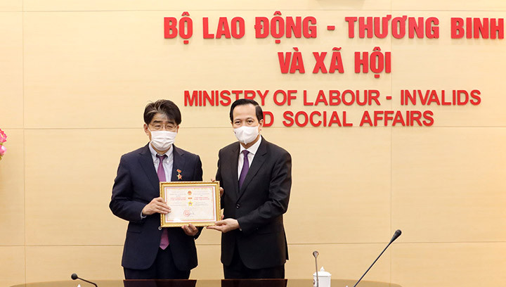 Trao tặng Kỷ niệm chương Vì sự nghiệp Lao động - Thương binh và Xã hội cho TS Chang - Hee Lee (Ảnh: Molisa). Thúc đẩy các tiêu chuẩn lao động quốc tế tại Việt Nam giai đoạn 2021-2030 -0