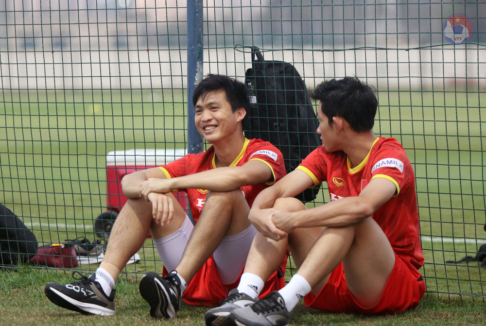 Trong quá trình dưỡng thương, Tuấn Anh ngồi ngoài sân quan sát đồng đội tập luyện. Đội tuyển Việt Nam trở lại sân tập, chuẩn bị cho cuộc đối đầu UAE -0