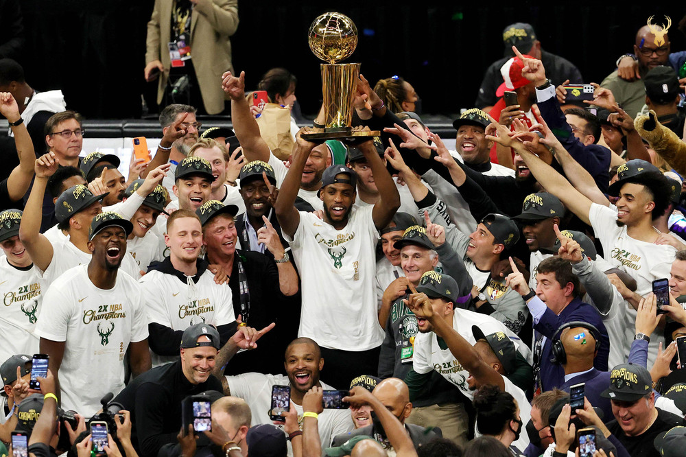 Các thành viên Milwaukee Bucks nâng cao chiếc Cúp vô địch NBA sau 50 năm chờ đợi. (Ảnh: NBA)