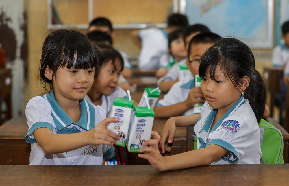 Việc uống sữa mỗi ngày khi đến lớp góp phần giúp các em có thêm năng lượng để học tập, tham gia vào các hoạt động, góp phần phát triển thể trạng một cách toàn diện. 3-1594039383130.jpg