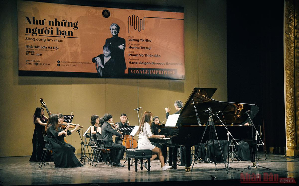 Lương Tố Như chơi đàn với đôi chân chỉ đi tất tại buổi hòa nhạc. Lương Tố Như và ước muốn vẽ màu âm nhạc -0