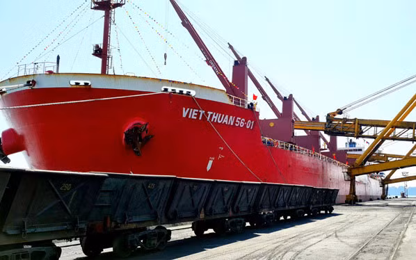 Tàu Việt Thuận 56-01 vào Cảng Cẩm Phả nhận tấn than đầu tiên của năm mới.