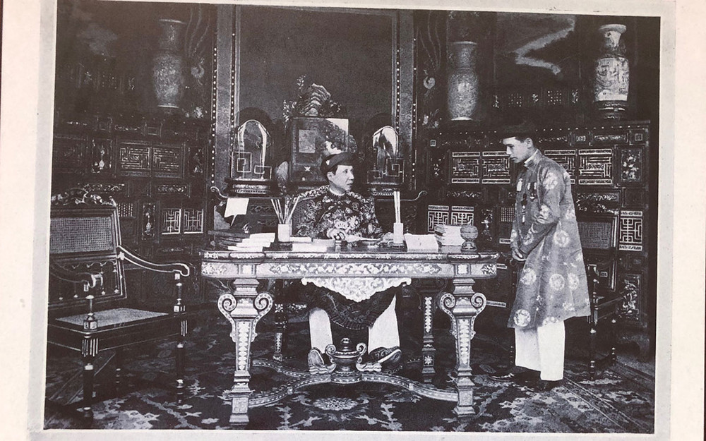 Nhà vua và quần thần. Ảnh: Trung tâm Lưu trữ Quốc gia. Khám phá Tết cung đình -0
