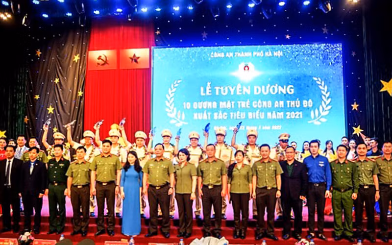 Đại diện lãnh đạo các ban, ngành, đoàn thể cùng 10 "Gương mặt trẻ công an Thủ đô" tiêu biểu năm 2021.