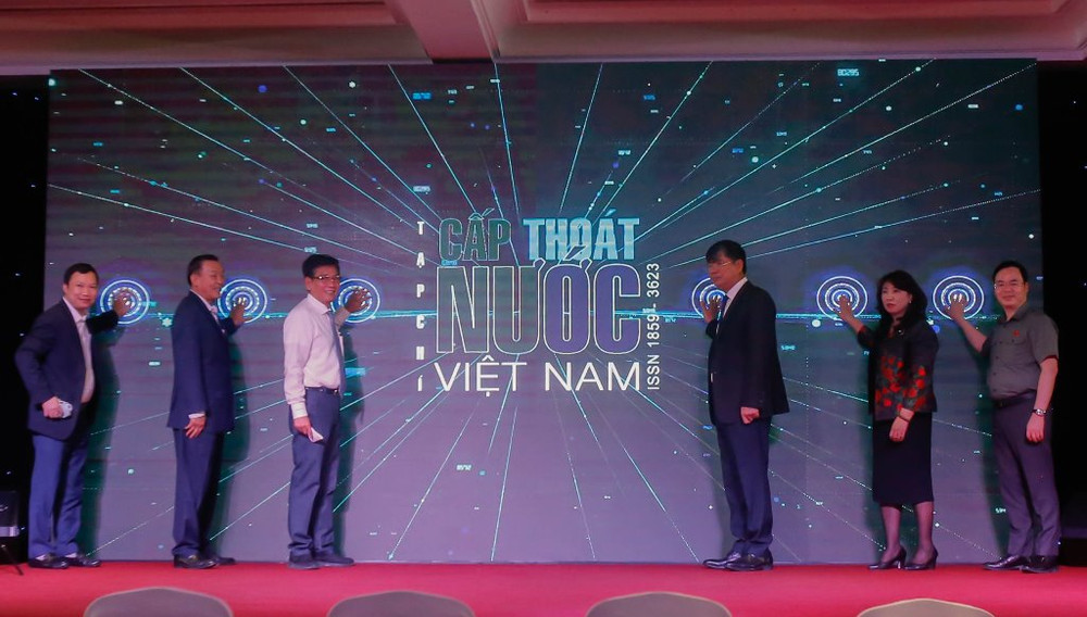Các đại biểu bấm nút công bố Tạp chí Cấp thoát nước Việt Nam phiên bản điện tử. Cần hoàn thiện cơ chế chính sách để phát triển bền vững ngành nước -0
