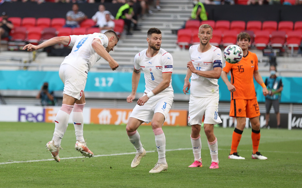 Cú đánh đầu mở tỷ số của Tomas Holes. (Ảnh: UEFA) Thua cay đắng, Hà Lan chấp nhập chia tay EURO 2020 -0