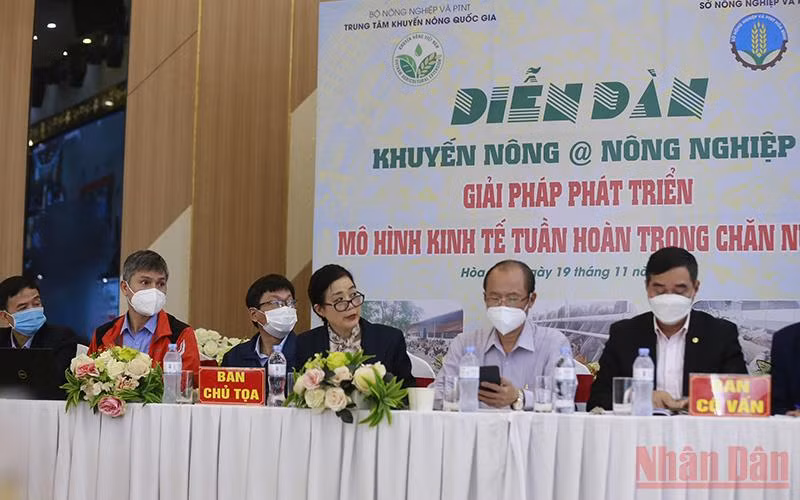 Đại diện lãnh đạo Trung tâm Khuyến nông quốc gia, Cục Chăn nuôi, Sở Nông nghiệp và Phát triển nông thôn tỉnh Hòa Bình tại diễn đàn.